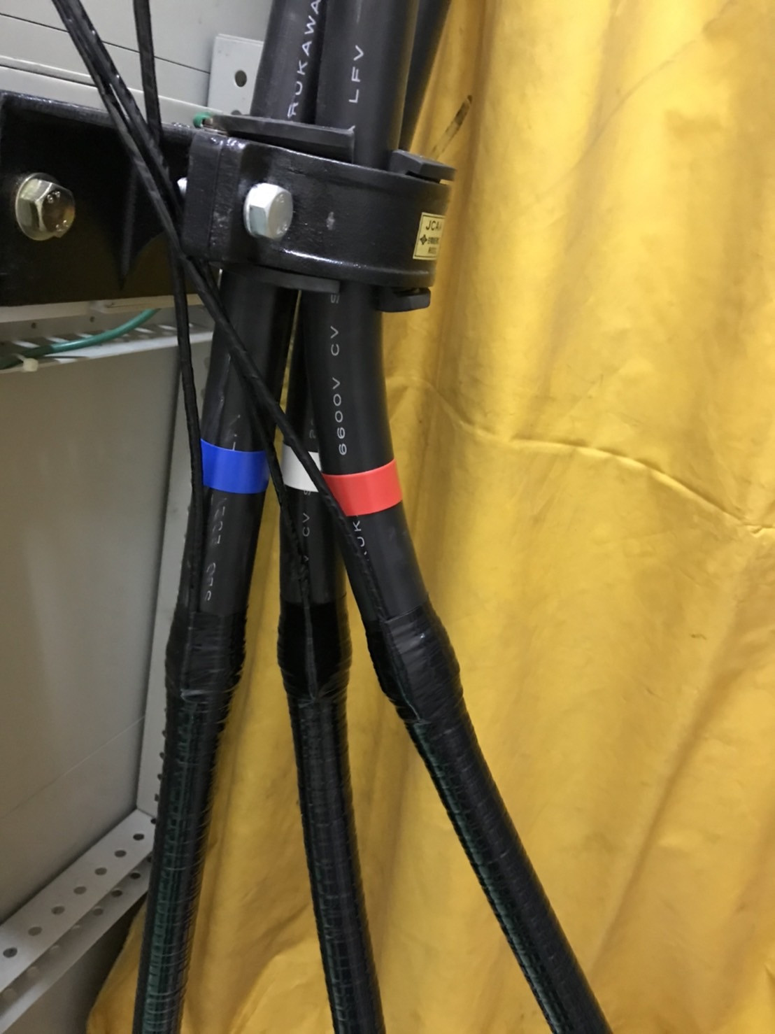尼崎市　某工場電気室高圧ケーブル新設端末接続作業の画像