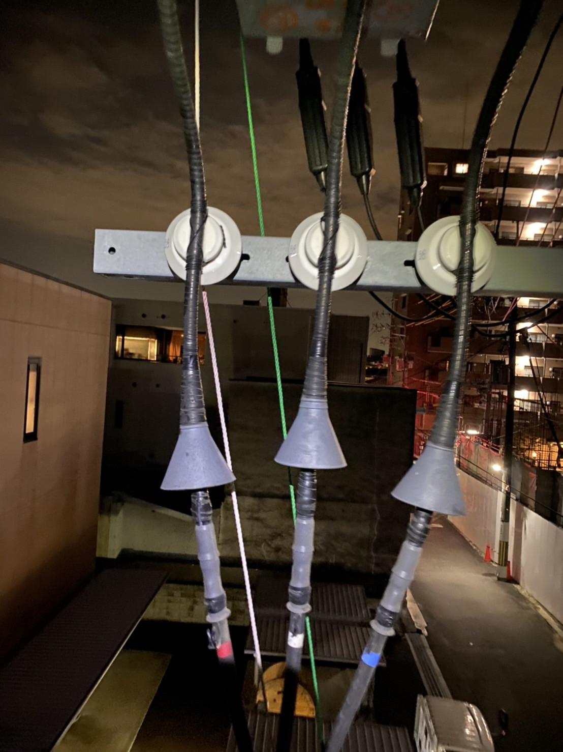 茨木市　ケーブル引き換え後の電柱側、キュービクル側の端末処理の画像
